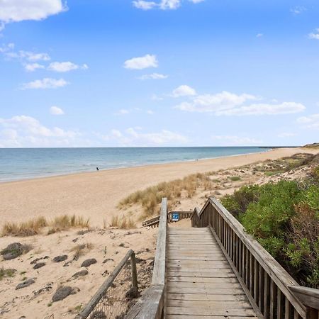 Beachside Escape On The Esplanade Christies Beach ภายนอก รูปภาพ